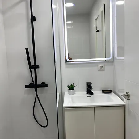 Estudio Con Piscina Y Parking, Playa A 4 Min A Pie, Tren A 2 Min Διαμέρισμα