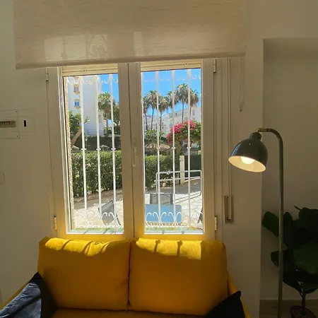 Estudio Con Piscina Y Parking, Playa A 4 Min A Pie, Tren A 2 Min